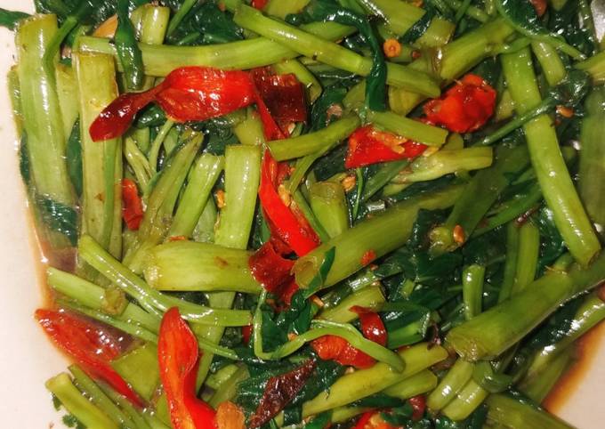 Bagaimana Membuat Tumis kangkung terasi pedas Anti Gagal