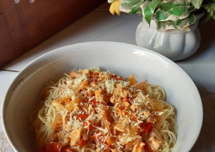 Resep Spaghetti with Spicy Chicken Sauce yang Bisa Manjain Lidah
