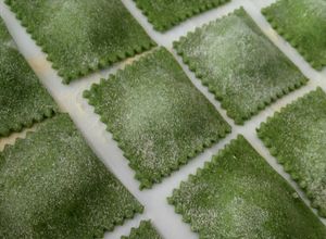 Foto di Ravioloni di spinaci e ricotta di bufala-(impasto senza uova)