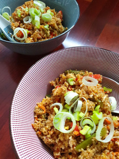 Una foto de Quinoa salteada con verduras en Lékué
