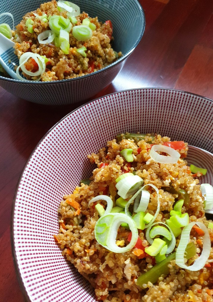 Una foto de Quinoa salteada con verduras en Lékué