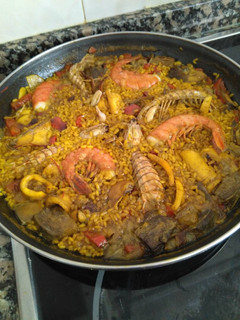 Una foto de Paella de galeras y calamar de anzuelo