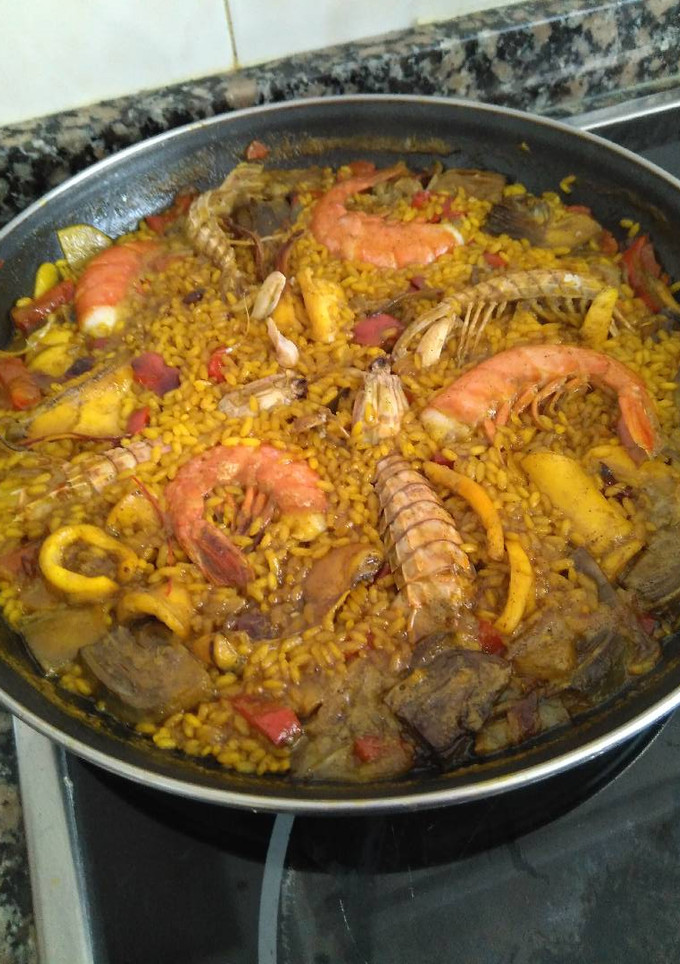 Una foto de Paella de galeras y calamar de anzuelo
