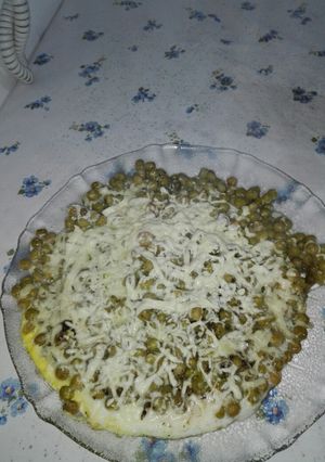 Una foto de Huevos fritos con colchón de arvejas gratinado!!