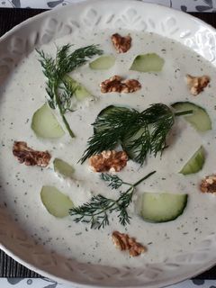 Una foto de Tarator búlgaro o sopa fría de yogur y pepino