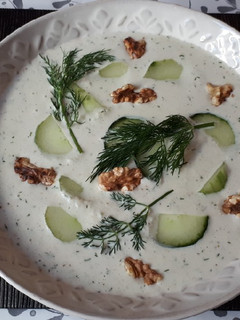 Una foto de Tarator búlgaro o sopa fría de yogur y pepino