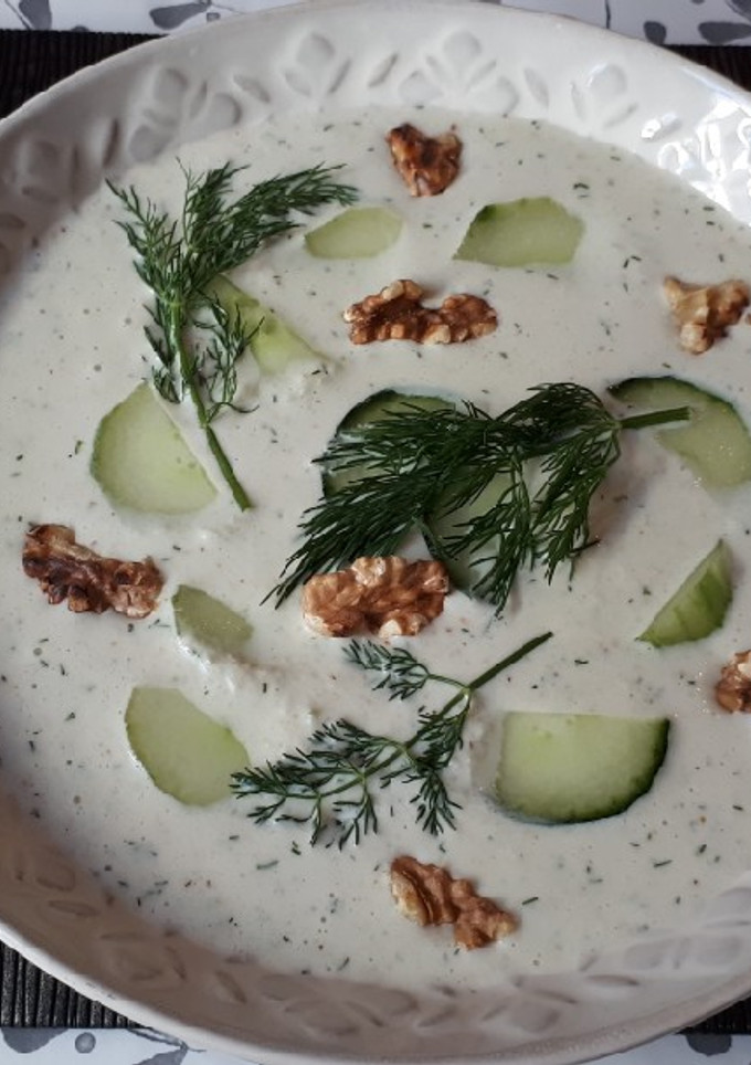 Una foto de Tarator búlgaro o sopa fría de yogur y pepino