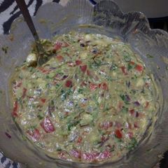 A picture of Guacamole with lemon juice.
