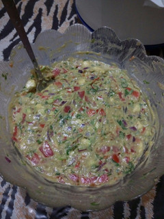 A picture of Guacamole with lemon juice.