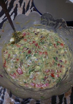 A picture of Guacamole with lemon juice.
