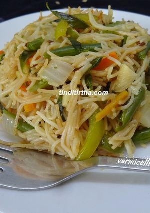 A picture of Wheat vermicelli/semiya/shavige vegetable bath.