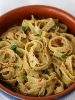 Una foto de Pasta con Salsa de Hummus