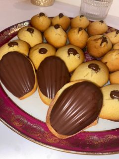 Une photo de Madeleine fourrée et coque en chocolat 🥮🍫