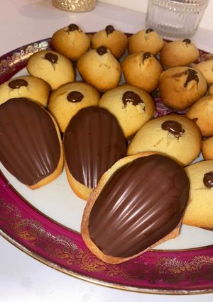 Une photo de Madeleine fourrée et coque en chocolat 🥮🍫