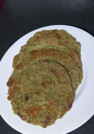 A picture of Sabut moong daal chilla.