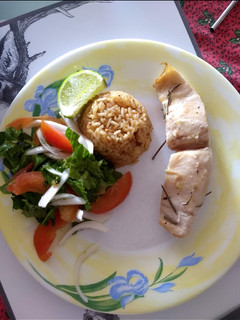 Una foto de Corvina con arroz con coco y ensalada fresca