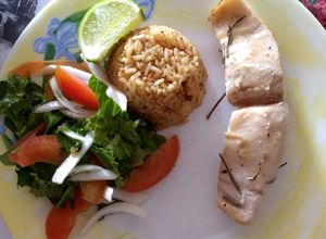 Una foto de Corvina con arroz con coco y ensalada fresca