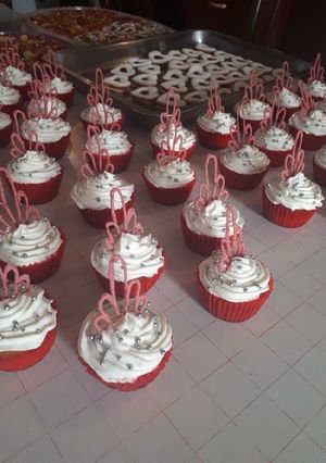 Una foto de Cupcakes con figuras de chocolate