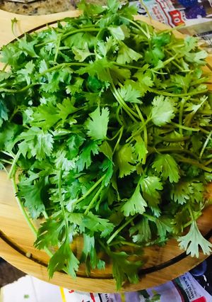A picture of Lockdown tips to store coriander leaves.