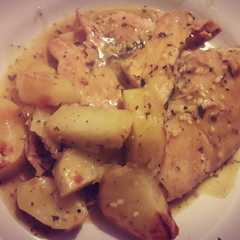 A picture of Pollo a la mostaza con papas.