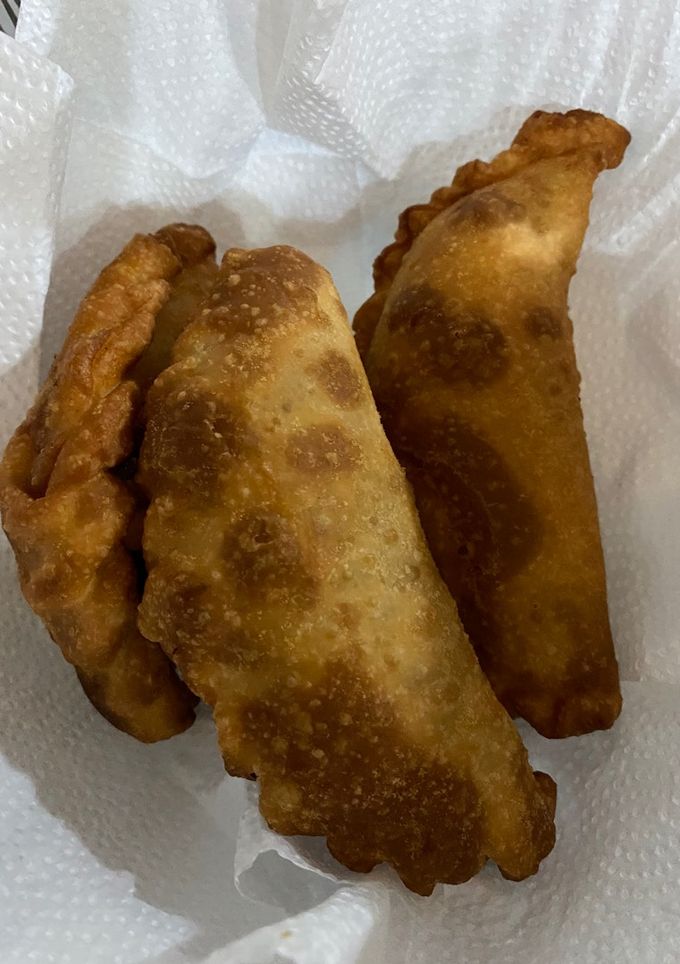 Una foto de Empanadas de carne 🥟 (fritas) con Bonus track 🍷