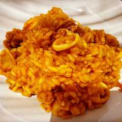 Una foto de Arroz meloso mar y montaña (de pollo y chipirones 🦑)