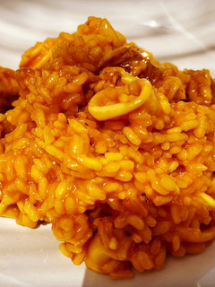 Una foto de Arroz meloso mar y montaña (de pollo y chipirones 🦑)