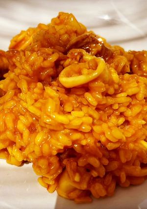 Una foto de Arroz meloso mar y montaña (de pollo y chipirones 🦑)