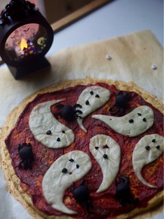 Una foto de Pizza de Halloween 👻 con base de pollo (sin harinas)