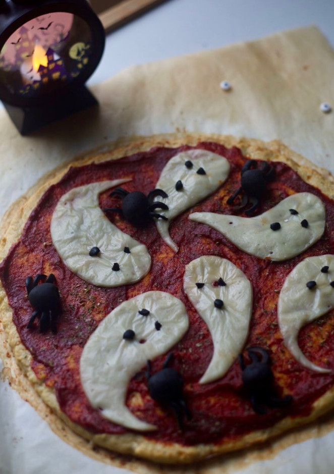 Una foto de Pizza de Halloween 👻 con base de pollo (sin harinas)