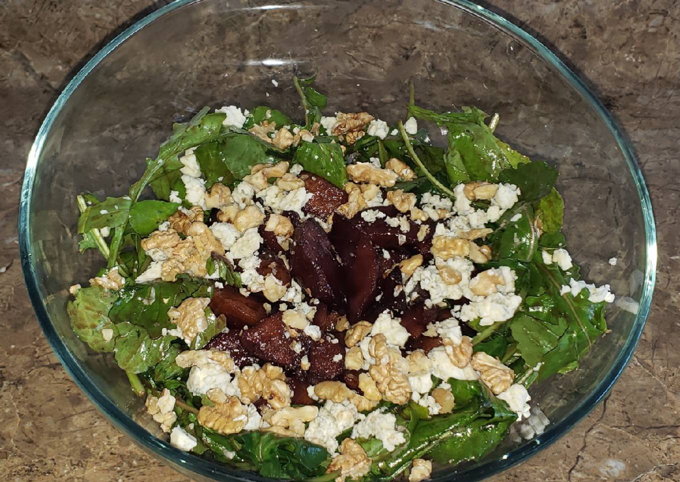 Ensalada de rúcula con peras asadas