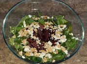Una foto de ensalada rucula y queso azul