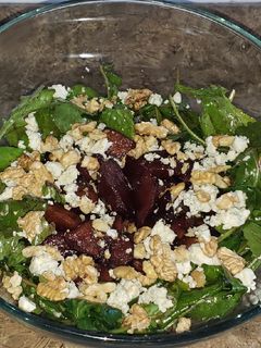 Una foto de Ensalada de rúcula con peras asadas