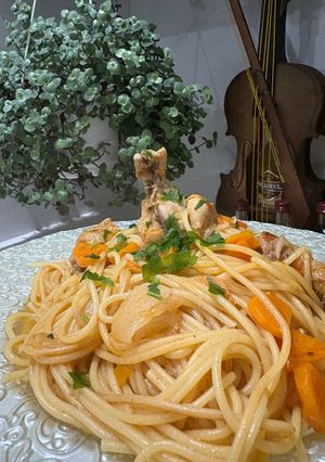 Una foto de Pollo con espagueti 🍝 un sabor divino de otro continente 👩🏻‍🍳😋🫂🌹❤️🥰🫶