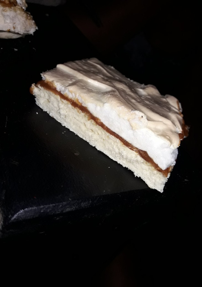 Una foto de Tarta de dulce de leche y merengue