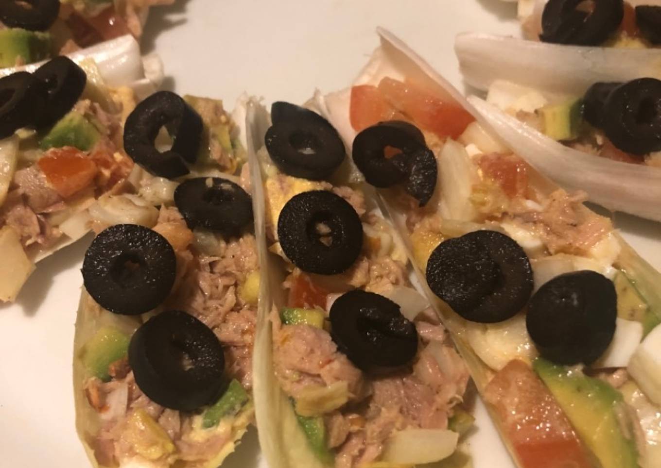 278. Barquitas de endibias rellenas de atún y aguacate (entrante ensalada)