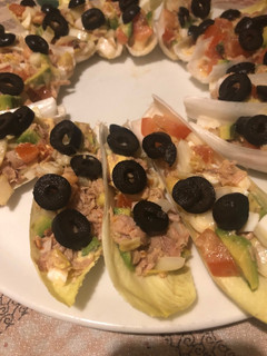 Una foto de 278. Barquitas de endibias rellenas de atún y aguacate (entrante ensalada)