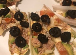 Una foto de 278. Barquitas de endibias rellenas de atún y aguacate (entrante ensalada)
