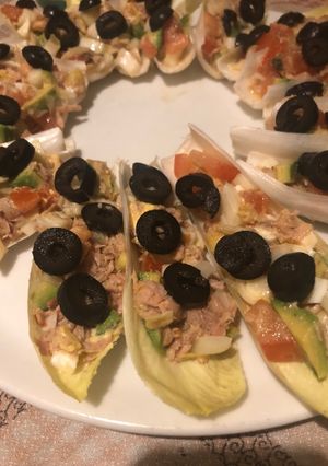 Una foto de 278. Barquitas de endibias rellenas de atún y aguacate (entrante ensalada)