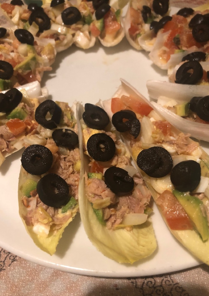 Una foto de 278. Barquitas de endibias rellenas de atún y aguacate (entrante ensalada)