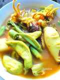 แกงส้มหมึกยัดไส้แบบใต้กับผักรวม