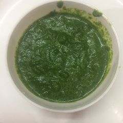 A picture of 4 ingredients green chatpata chutney.