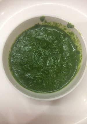 A picture of 4 ingredients green chatpata chutney.