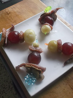 Una foto de Banderillas de fresas, champiñones, anchoas y uvas negras