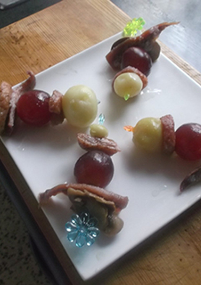 Una foto de Banderillas de fresas, champiñones, anchoas y uvas negras