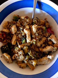 Una foto de Wok de verduras con pollo y quinoa