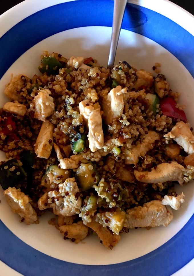 Una foto de Wok de verduras con pollo y quinoa