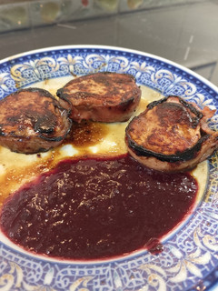 Una foto de Tournedo de cerdo con salsa de cerezas