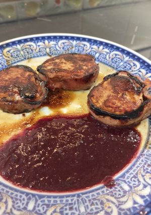 Una foto de Tournedo de cerdo con salsa de cerezas