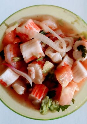 Una foto de Ceviche de camarón con merluza de pescado y palmitos de cangrejo